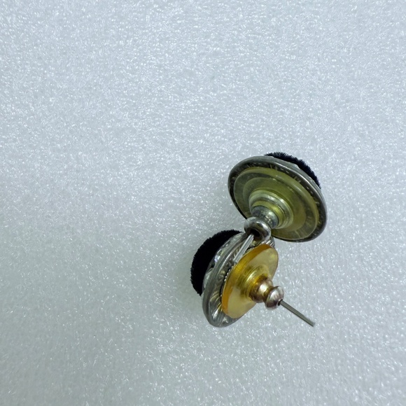 Pair of studd black velvet cloth material around imitation zirconia around - Picture 4 of 4